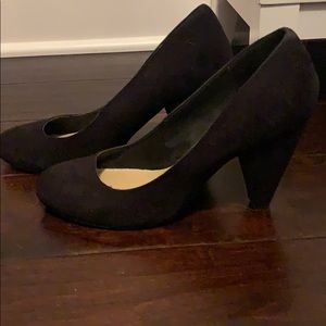 Muddy black suede pumps